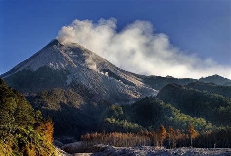 gunung merapi tertinggi di indonesia